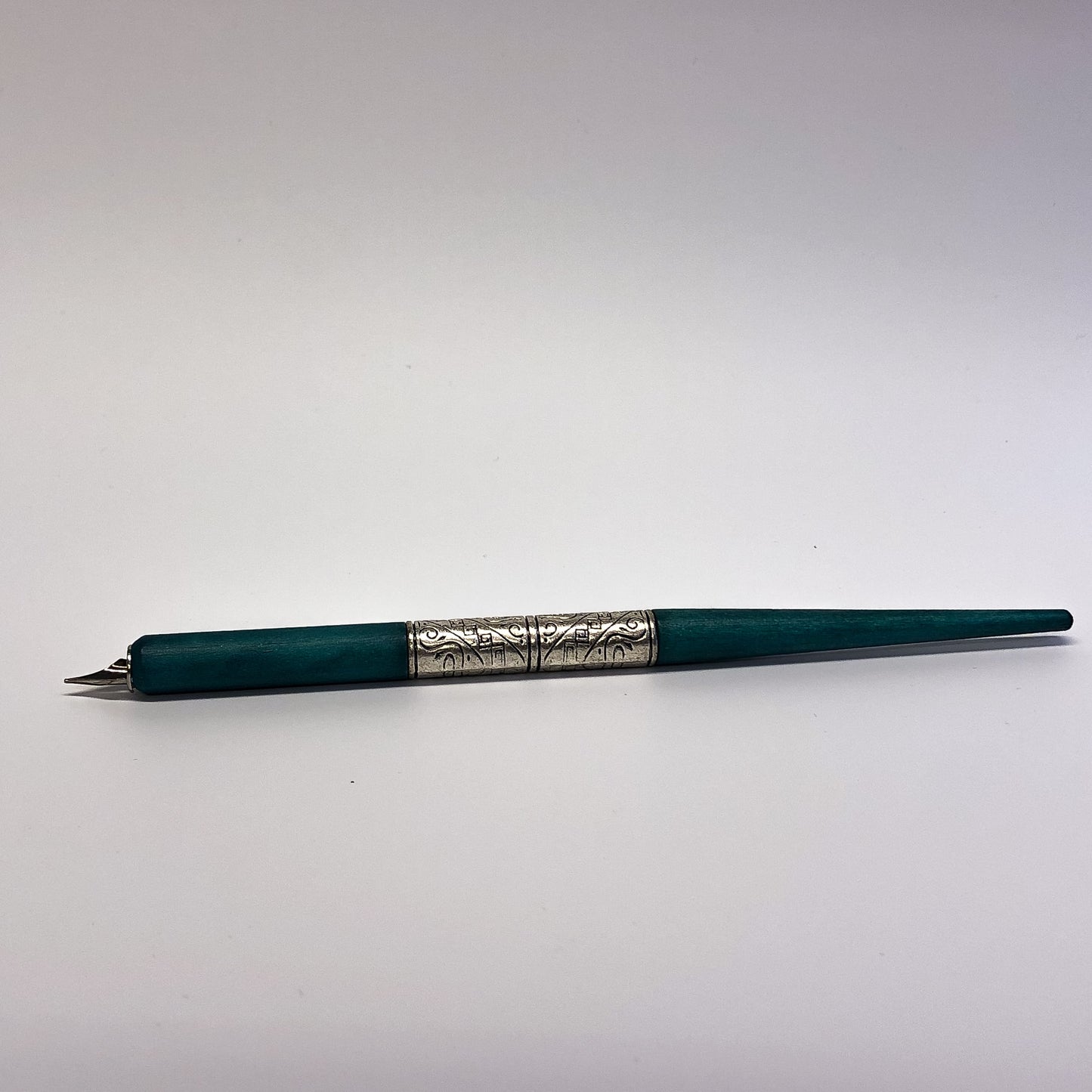 Kalligrafiakynä terällä