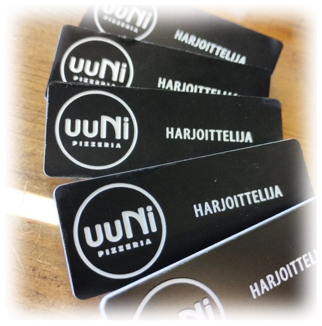 Perinteinen kaiverrettu nimineula logolla, nimellä ja tittelillä