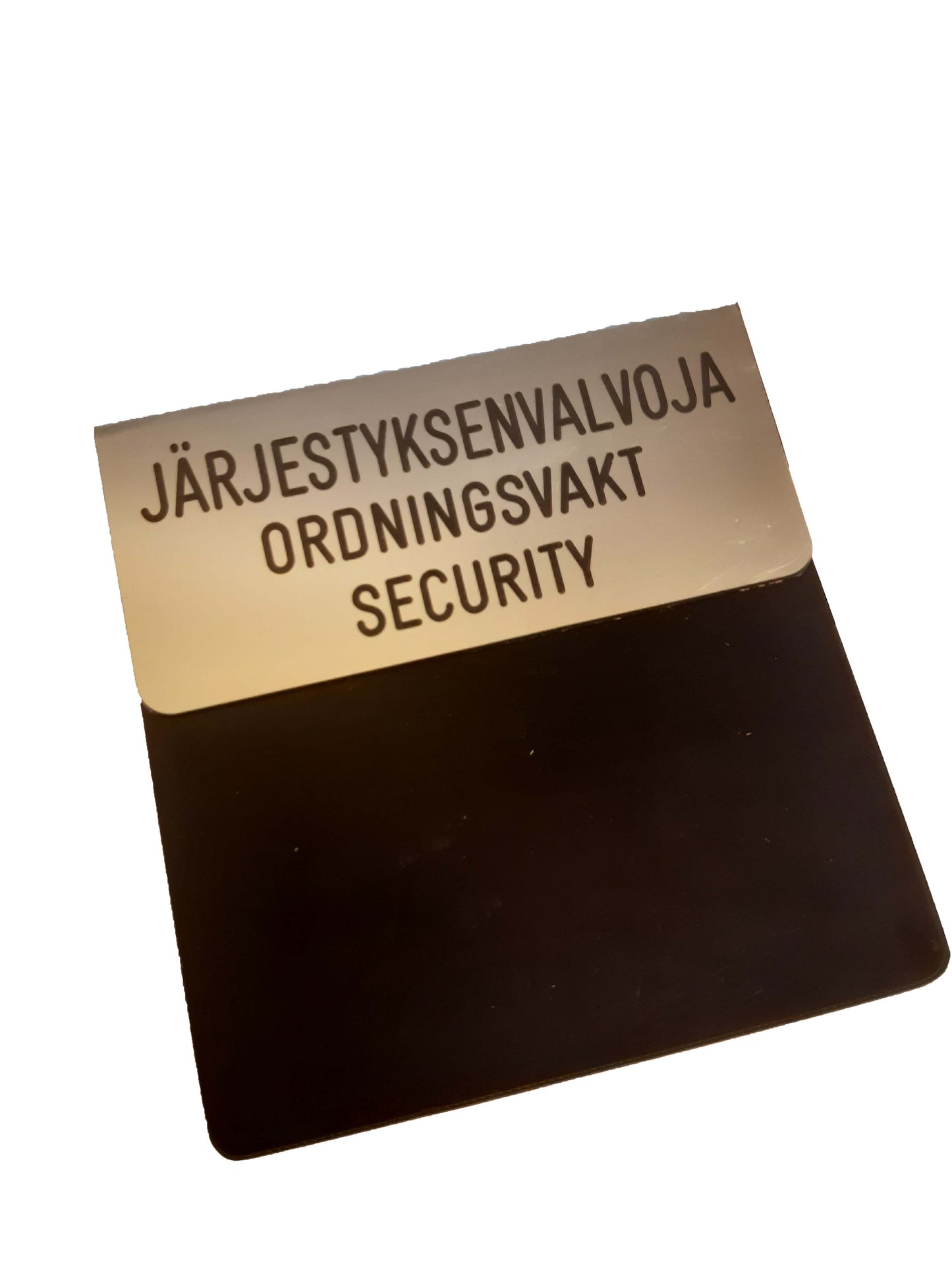 Järjestyksenvalvoja kaiverrettu 3-kielinen, taskumalli