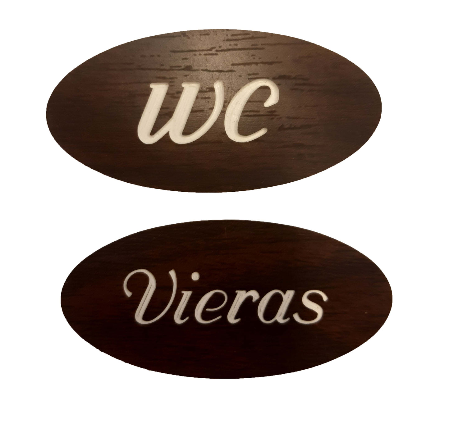 Wc ja vieras, kaiverrettu kilpisetti