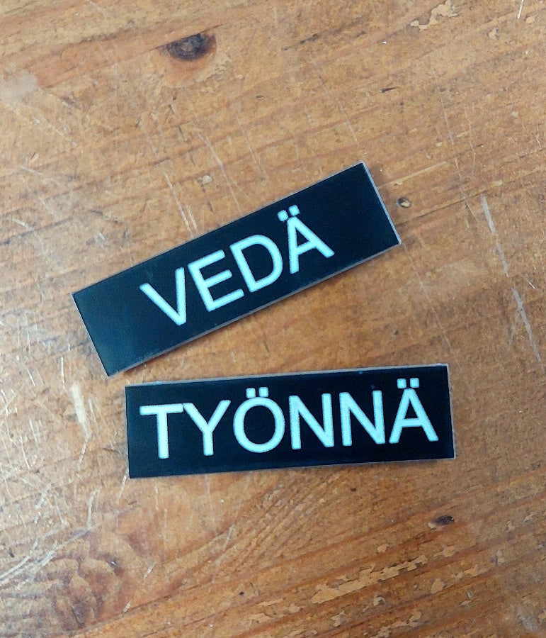 TYÖNNÄ / VEDÄ -kilvet