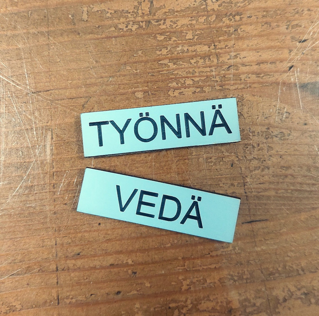 TYÖNNÄ / VEDÄ -kilvet