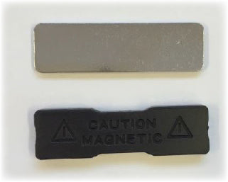 Magneetti- ja neulakiinnitys nimikylttiin